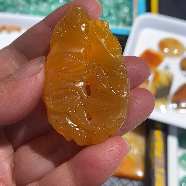 石英质玉（黄龙玉）未镶嵌颈饰