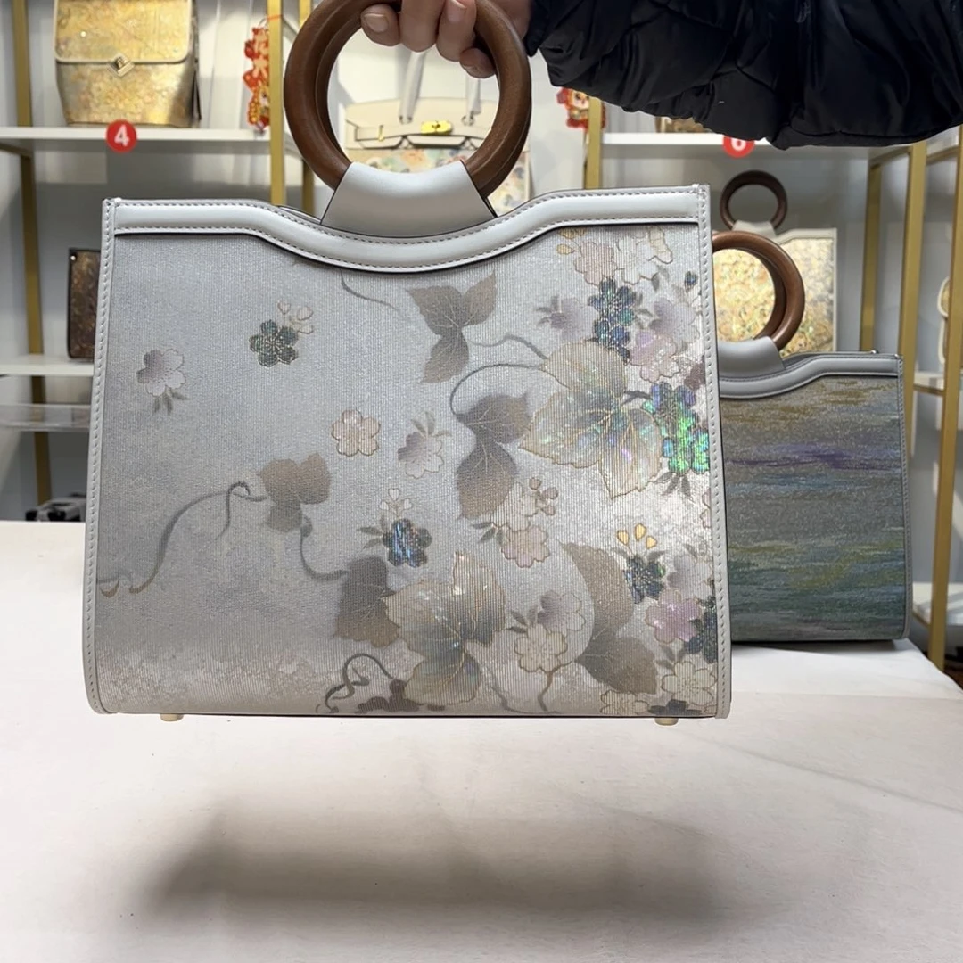 织绣?**?新年快乐！蛇年大吉！