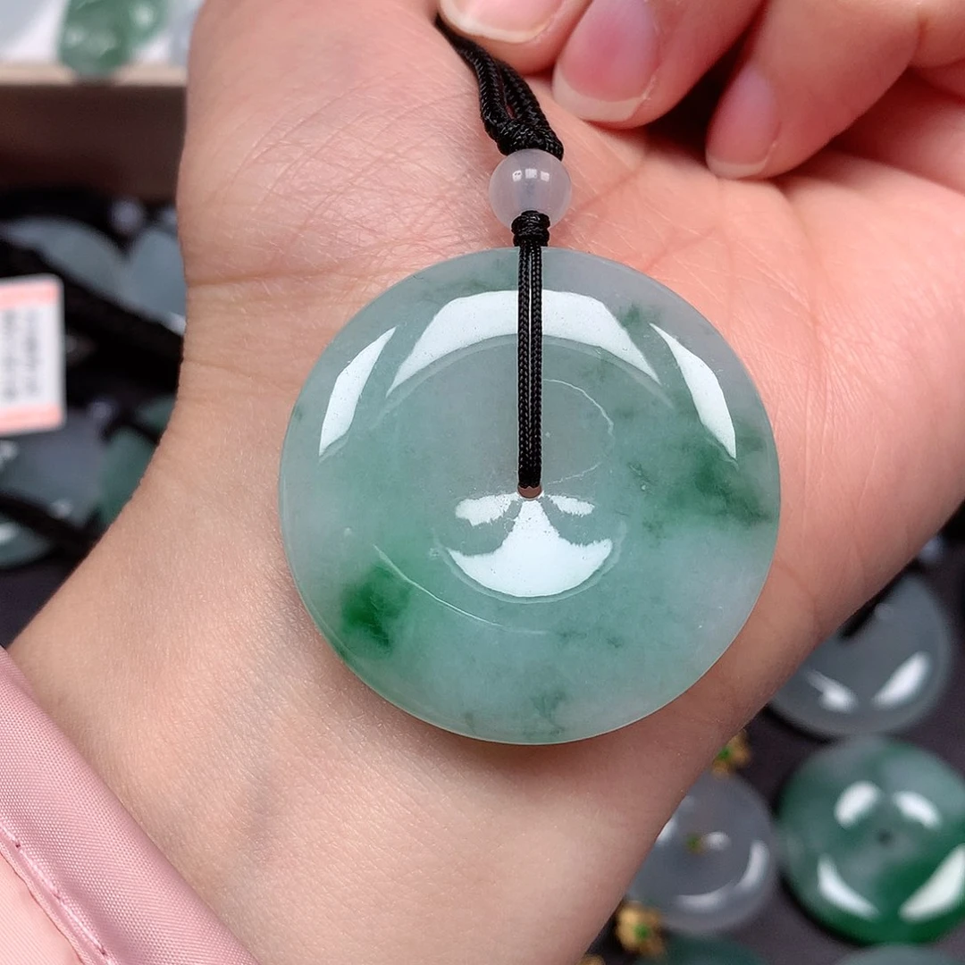 翡翠颈饰未镶嵌平安扣