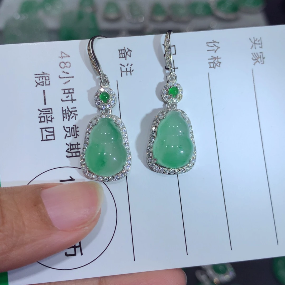 颈饰未镶嵌石英质玉（非洲翠）