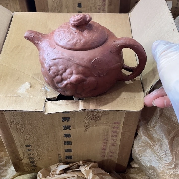 紫砂茶壶原矿泥料手工制作的一把紫砂壶。