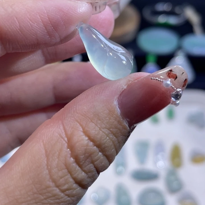 翡翠未镶嵌颈饰玉兰花