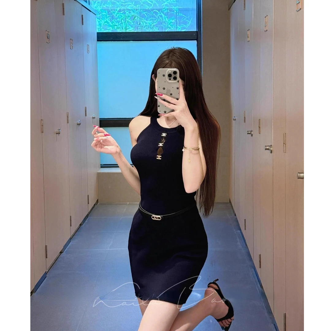 夏季新款矜贵气质深蓝色御姐感宴会挂脖设计收腰显瘦生日连衣裙女