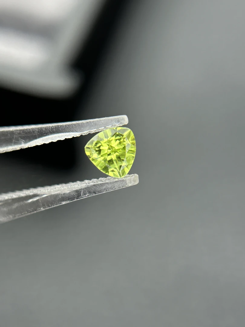 天然橄榄石精切满火彩