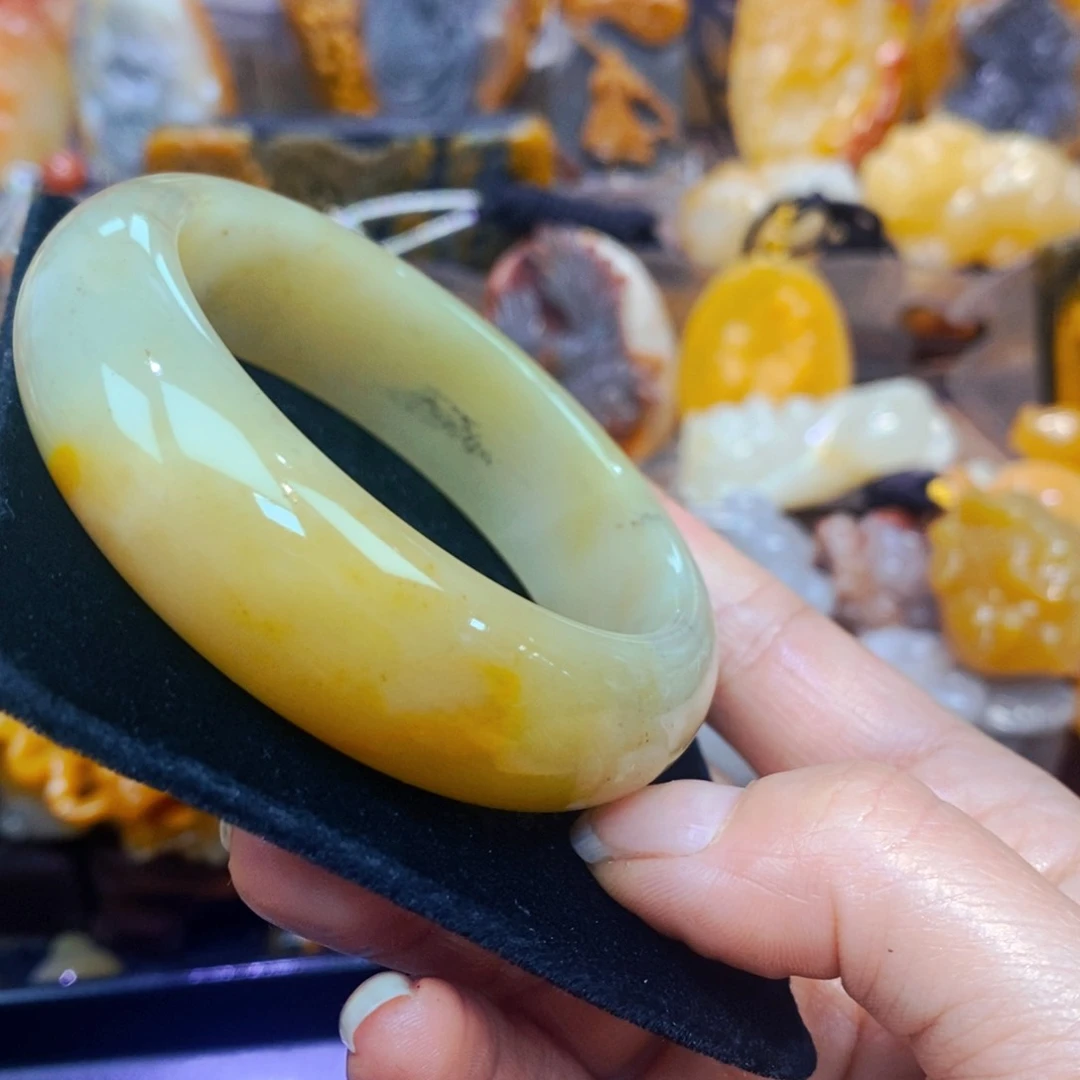 未镶嵌石英质玉（黄龙玉）颈饰