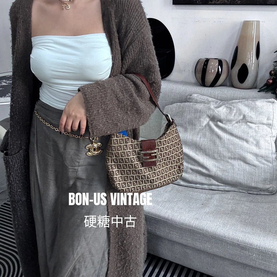 95新 FENDI/芬迪 8613123/老花牛角包