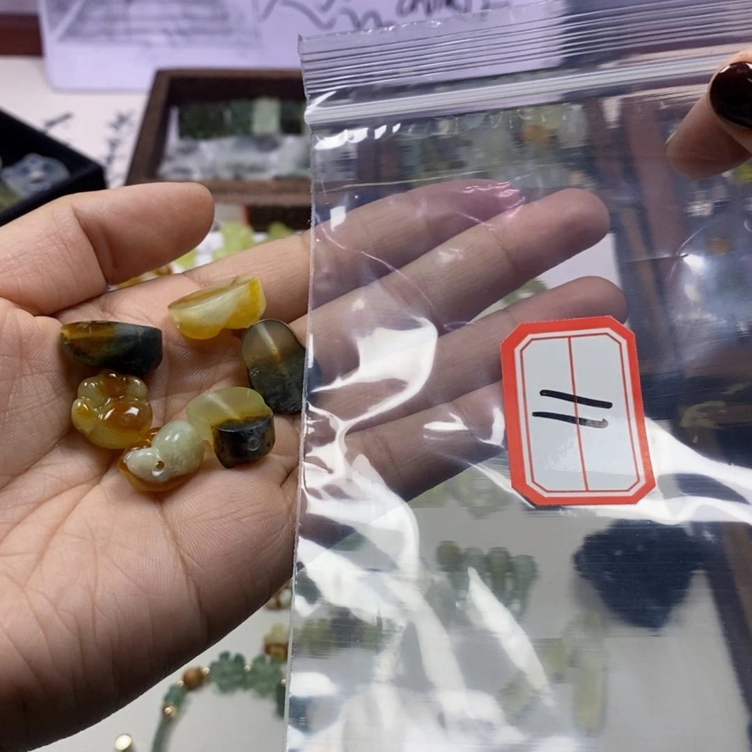 蛇纹石玉颈饰未镶嵌?*奔