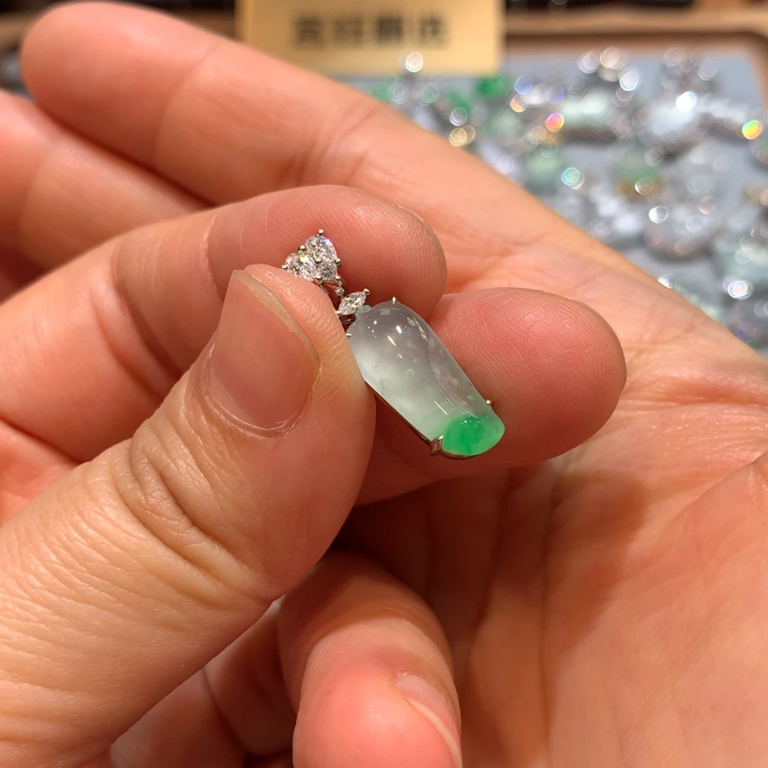 翡翠18K金镶嵌颈饰吊坠