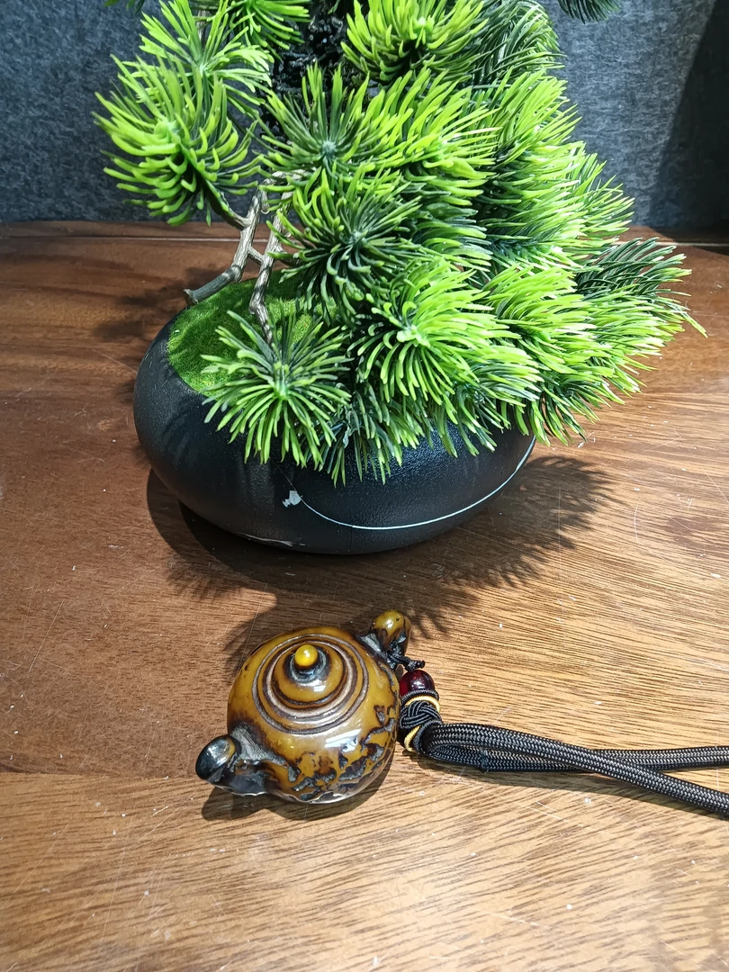 蜜蜡精雕把把壶.