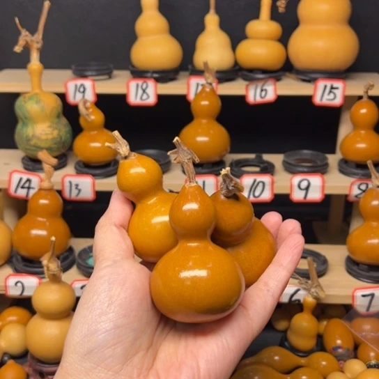 䝾**㐩天然小葫芦手把件