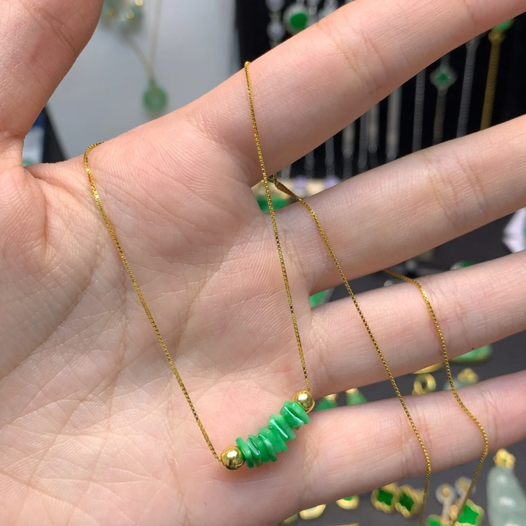 大***米翡翠未镶嵌颈饰有纹裂