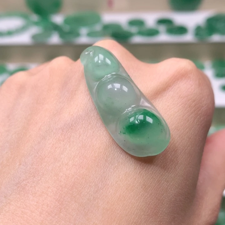 颈饰未镶嵌石英质玉