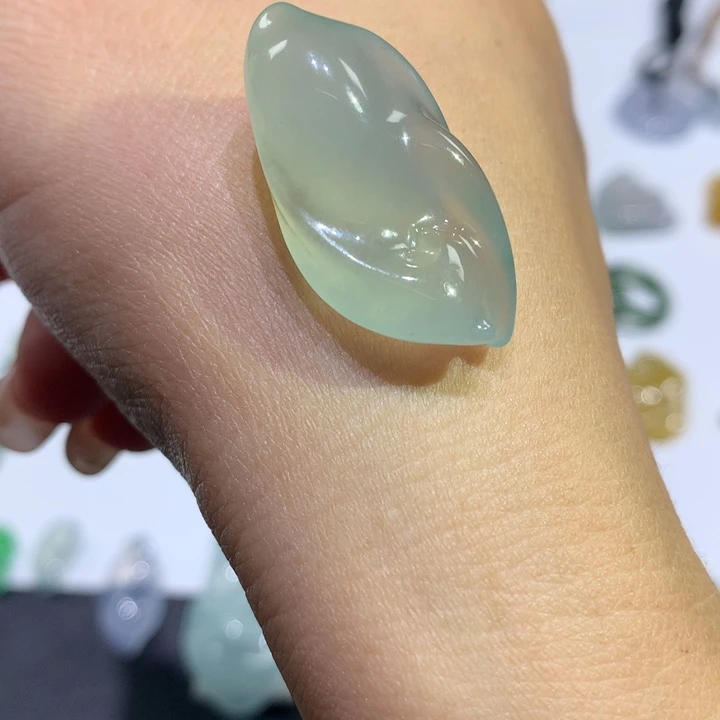 翡翠未镶嵌颈饰随行