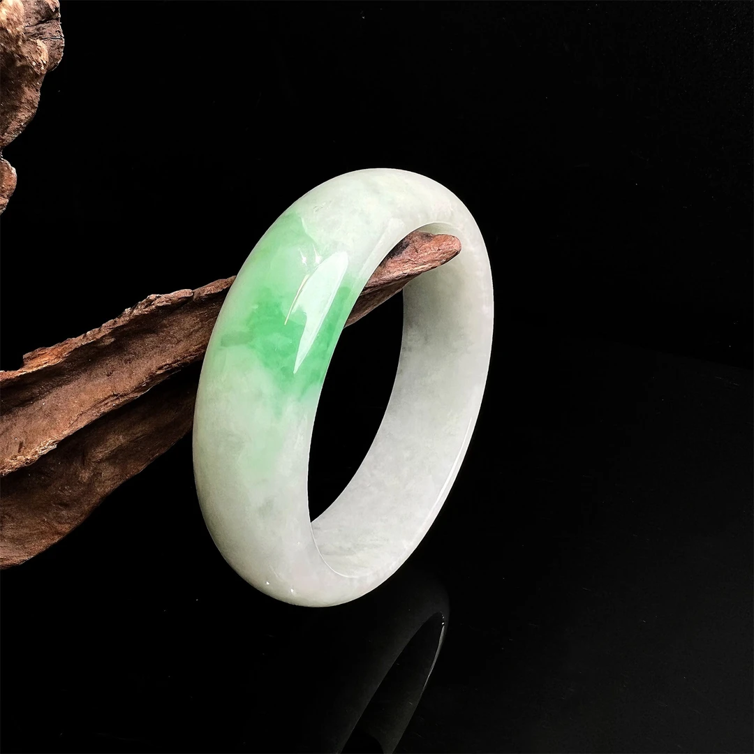 Colourful Yunnan/七彩云南天然翡翠阳绿飘花翡翠手镯(已售罄)