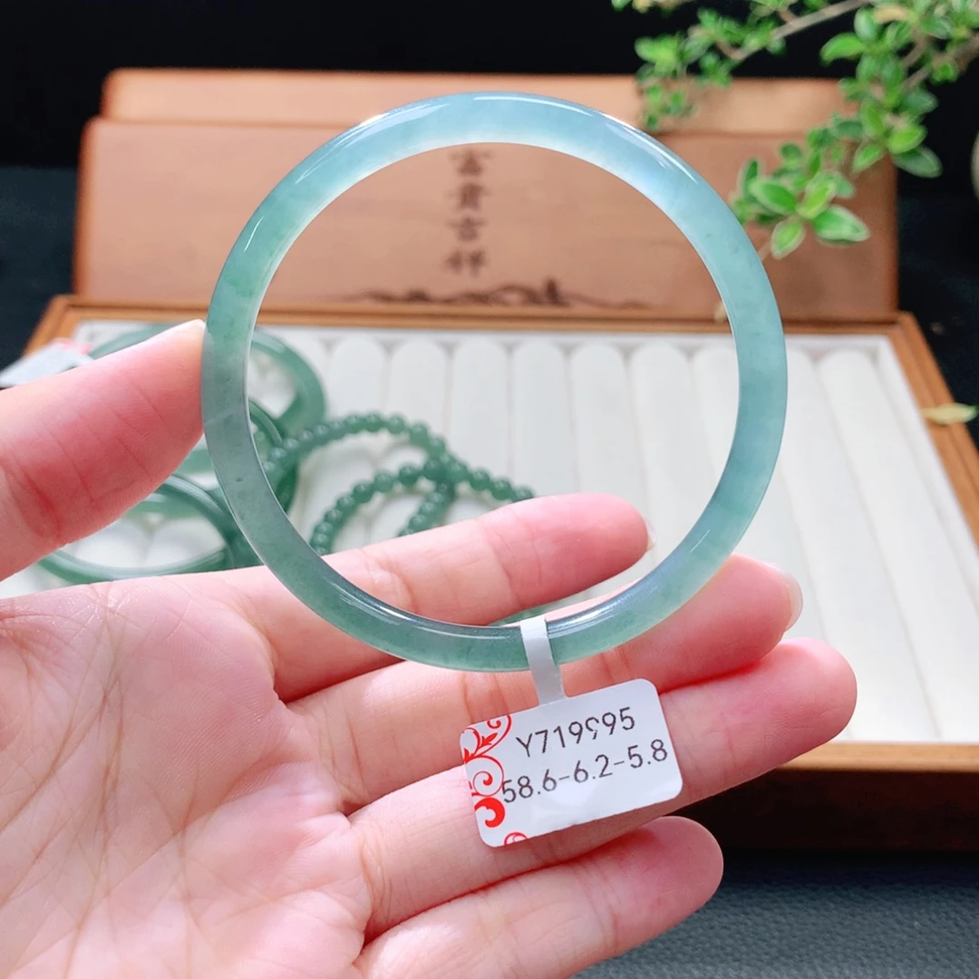 未镶嵌手镯（圆镯）翡翠