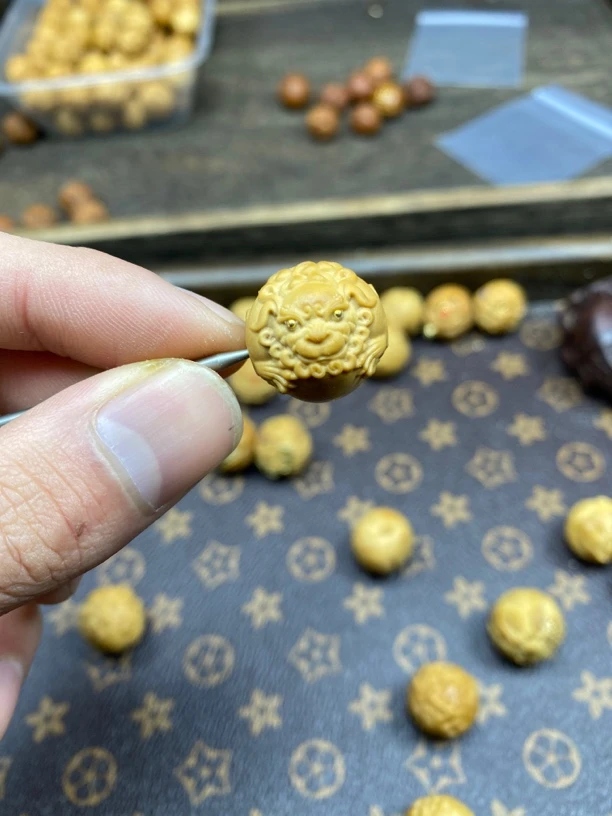 猴头手串单颗雕刻镶嵌眼抱球貔貅左右孔上下孔随机
