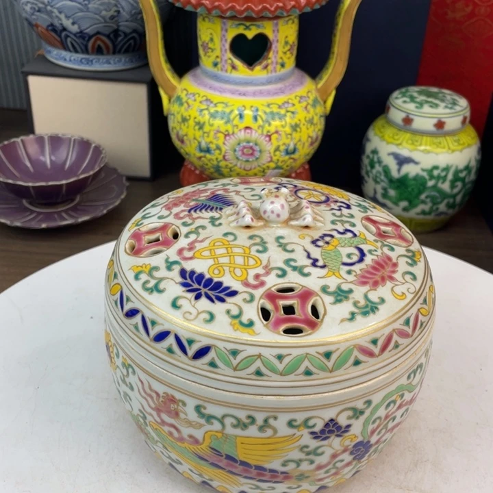 陶瓷盛****今五彩盖罐一个