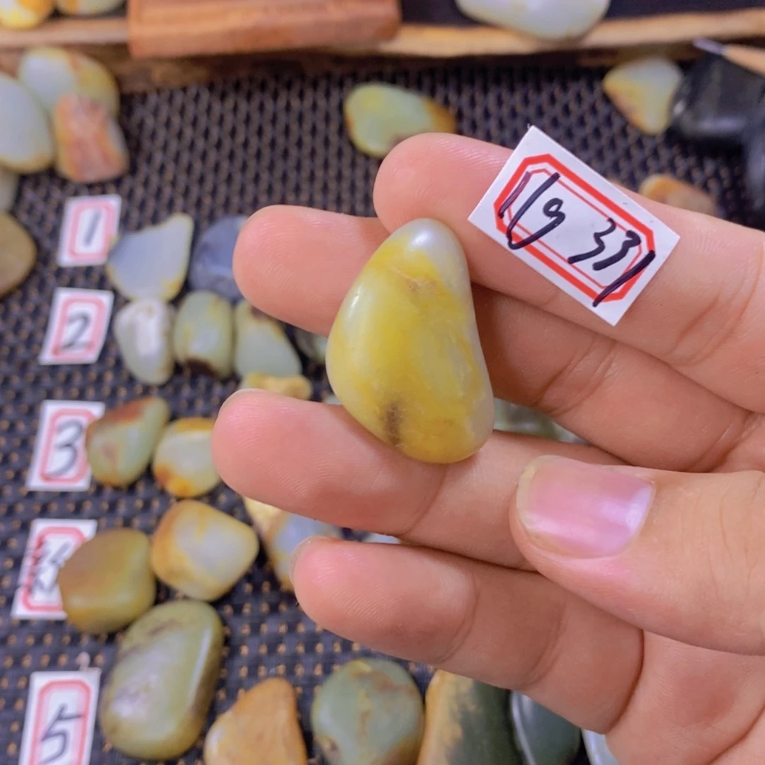 颈饰未镶嵌和田玉（糖玉）