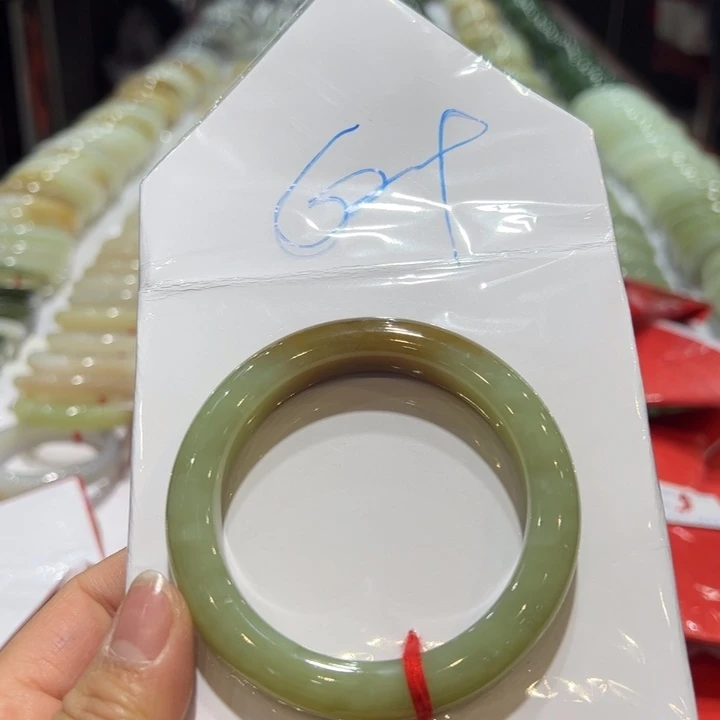 冬***花和田玉未镶嵌手镯