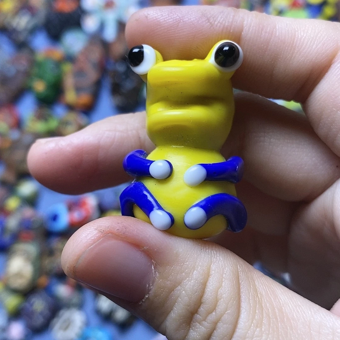 颈饰琉璃大青蛙一个