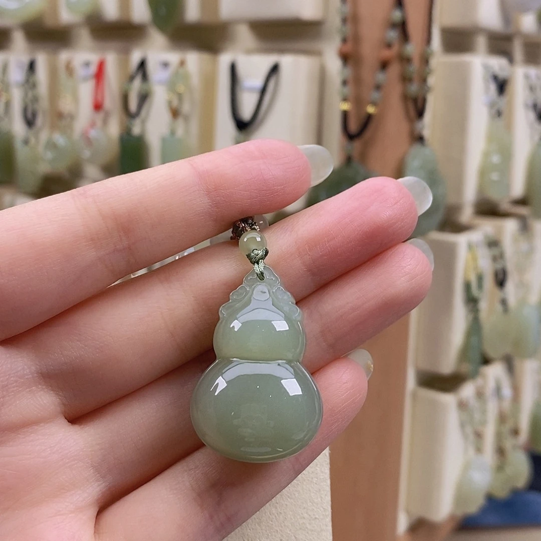 伊***燕颈饰未镶嵌和田玉