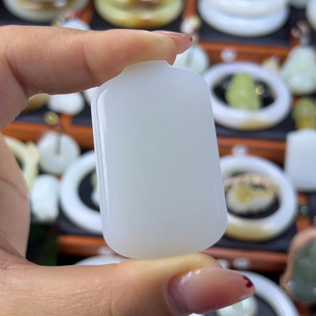 颈饰未镶嵌和田玉（白玉）