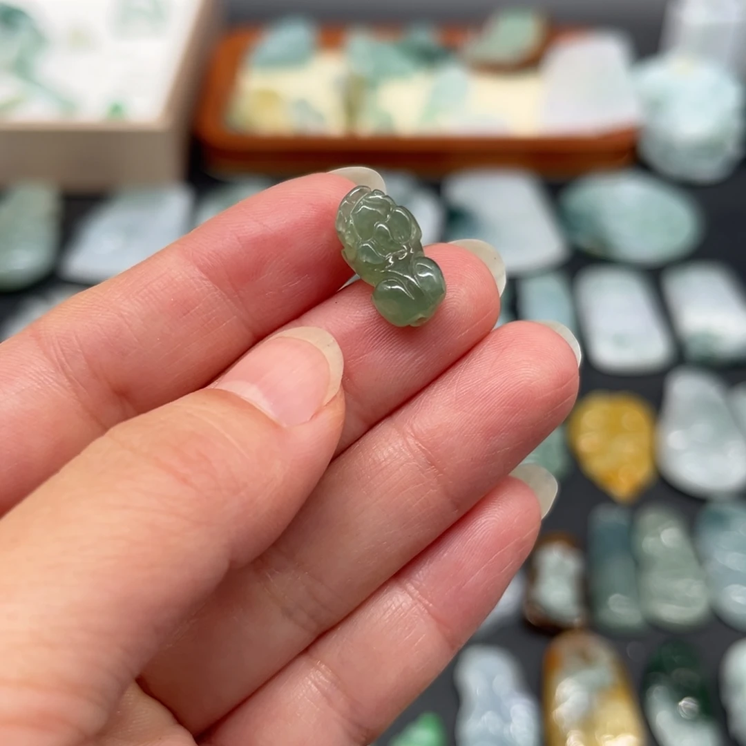 翡翠未镶嵌颈饰貔貅