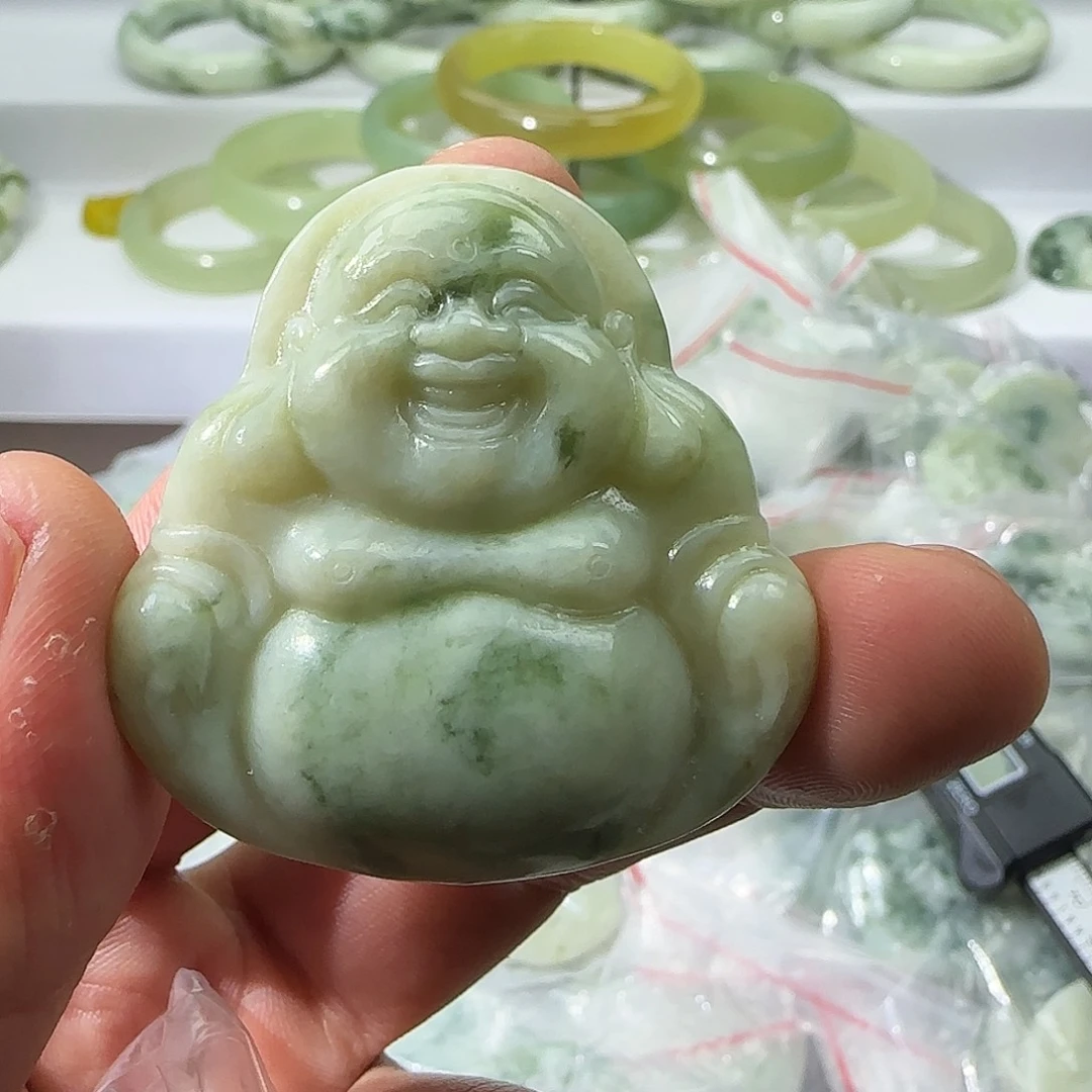 透闪石-蛇纹石玉未镶嵌颈饰