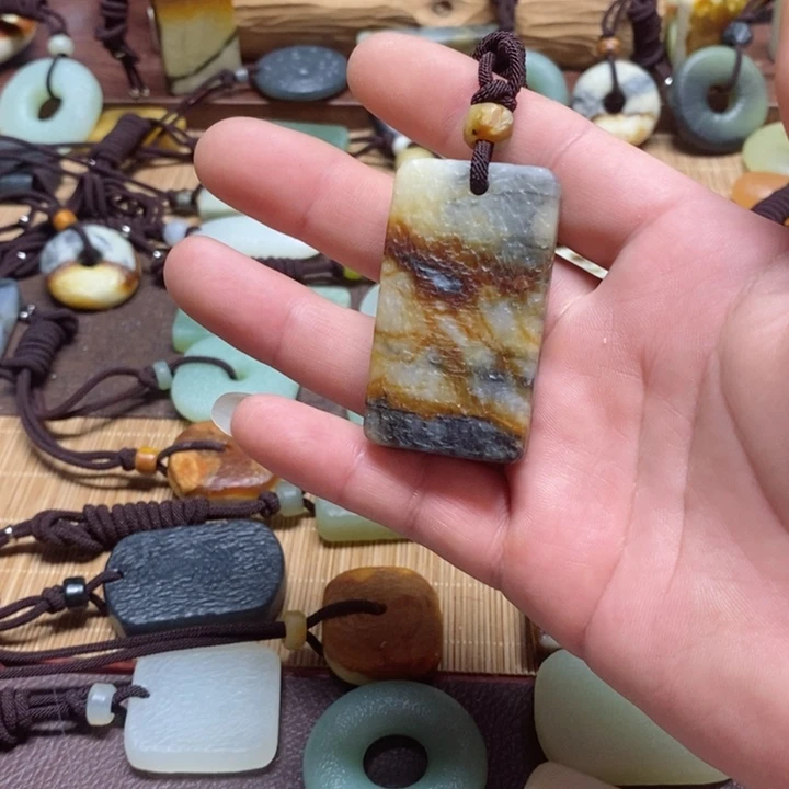 蛇纹石玉挂件未镶嵌?****呀