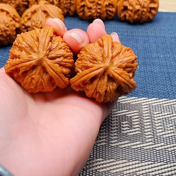 温***马吊坠文玩核桃三棱