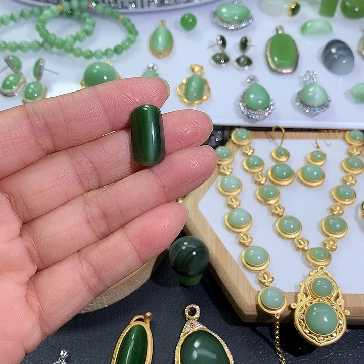 颈饰未镶嵌和田玉（碧玉）