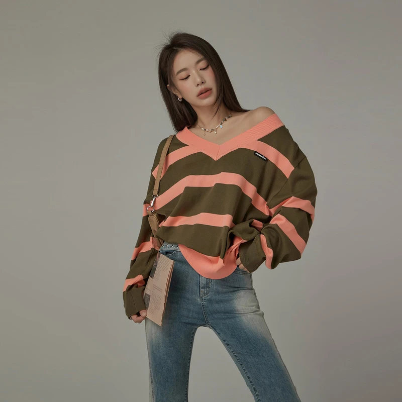 L001【金拐子专属】CHUU条纹撞色设计宽松破洞慵懒风V领针织衫-F