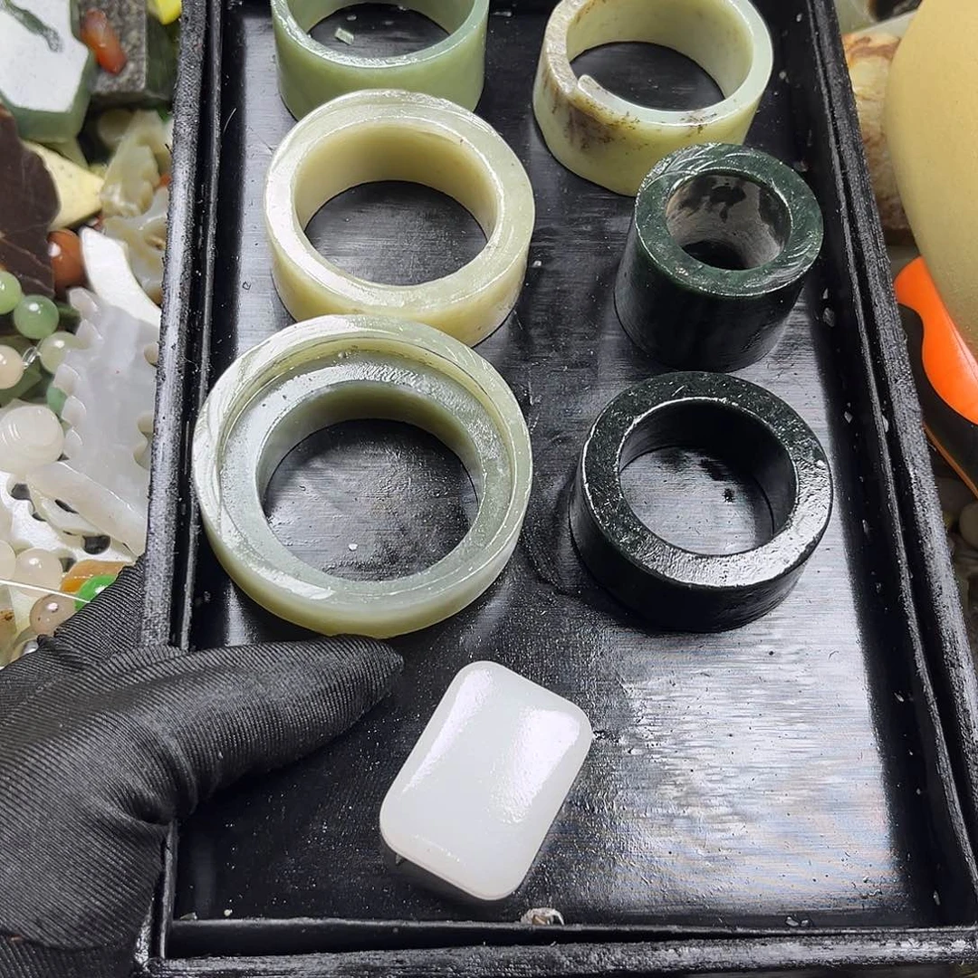 和田玉未镶嵌颈饰余***活