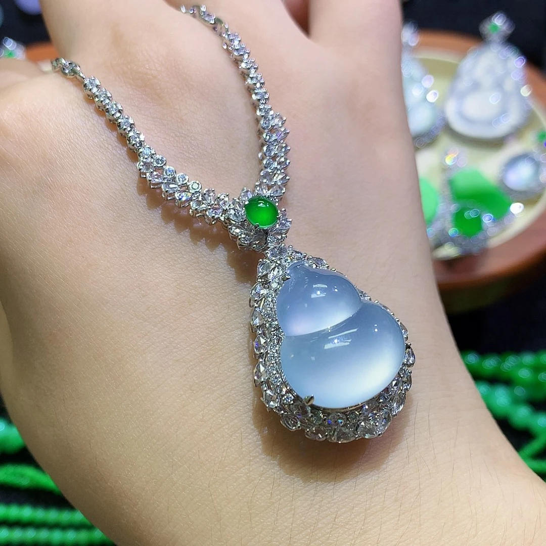 颈饰18K金镶嵌翡翠高冰波