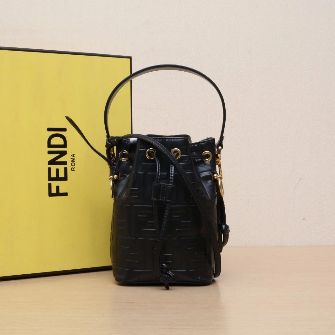 95新 FENDI/芬迪 【娇】MON TRESOR 迷你 水桶包皮革C 金扣 887482