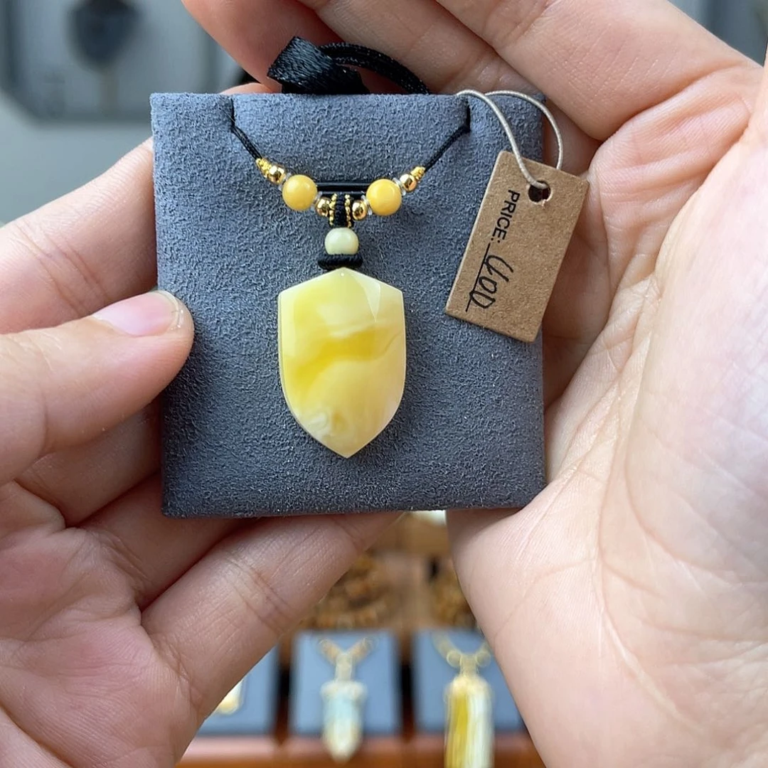 琥珀裸石未镶嵌蜜蜡盾牌