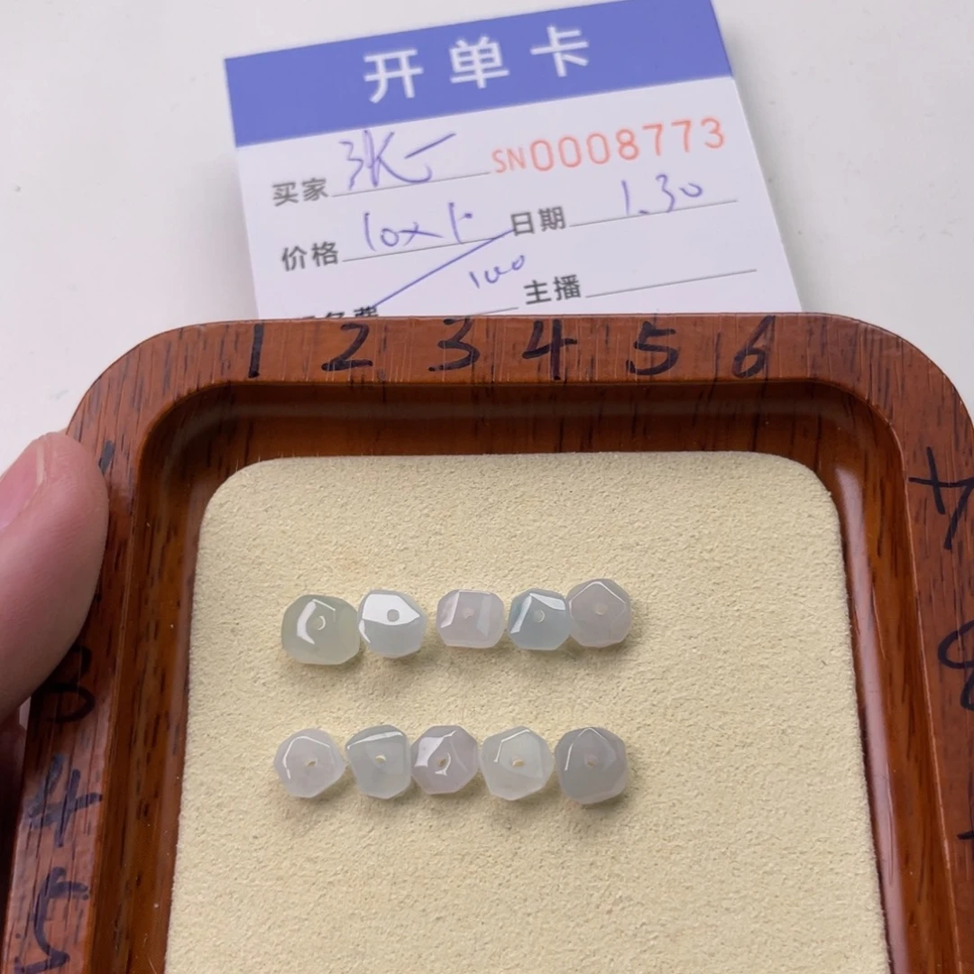 翡翠颈饰未镶嵌张****?