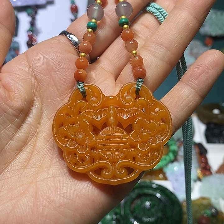 翡翠未镶嵌吊坠(赠链)