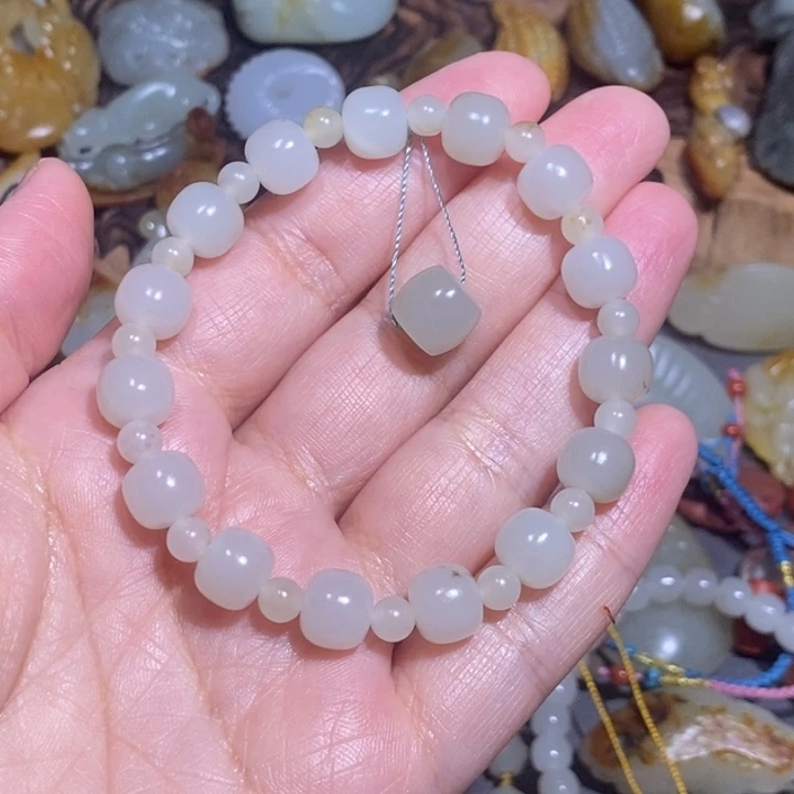 胡***叔和田玉未镶嵌颈饰