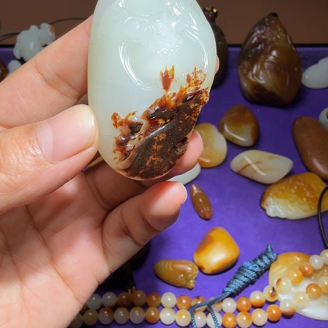 靠***己和田玉未镶嵌颈饰
