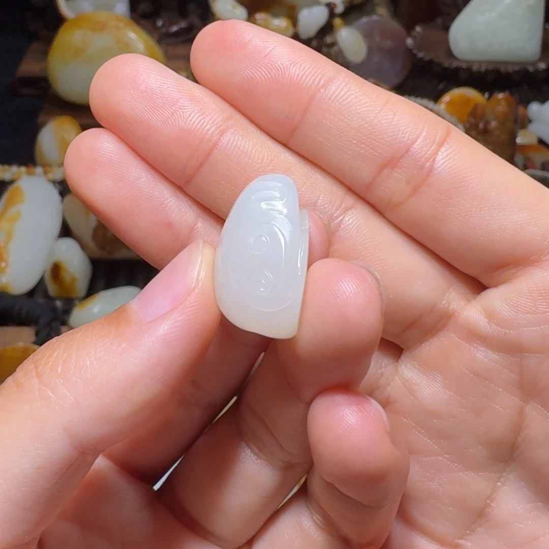 Y***Q和田玉未镶嵌颈饰乐子