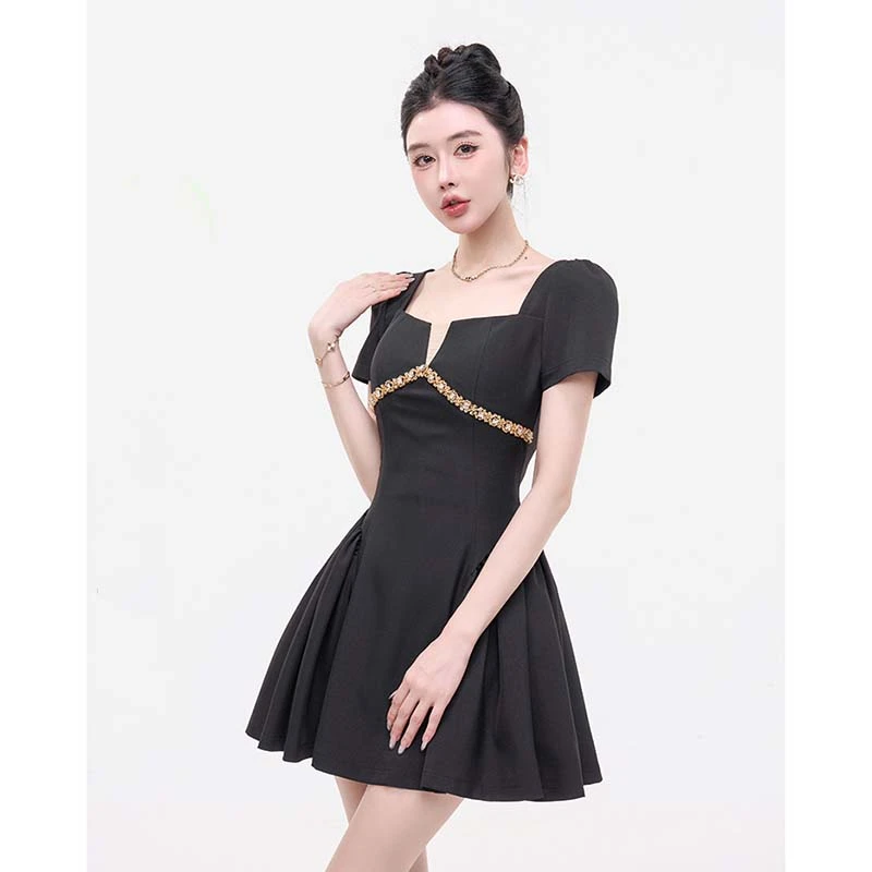 夏季时尚短款小香风短袖连衣裙气质重工性感方领显瘦小黑裙D2965