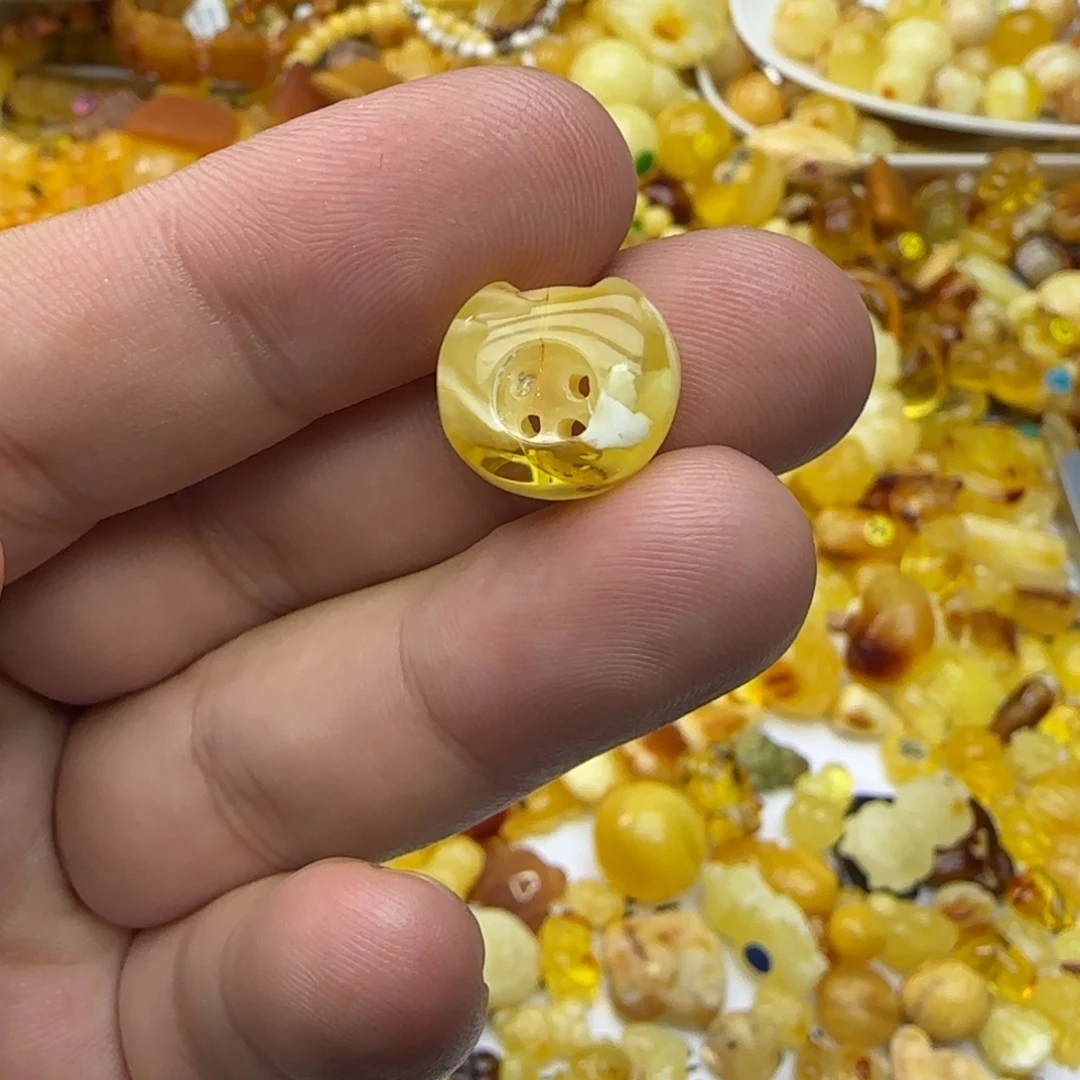 琥珀未镶嵌裸石0.9克有瑕04