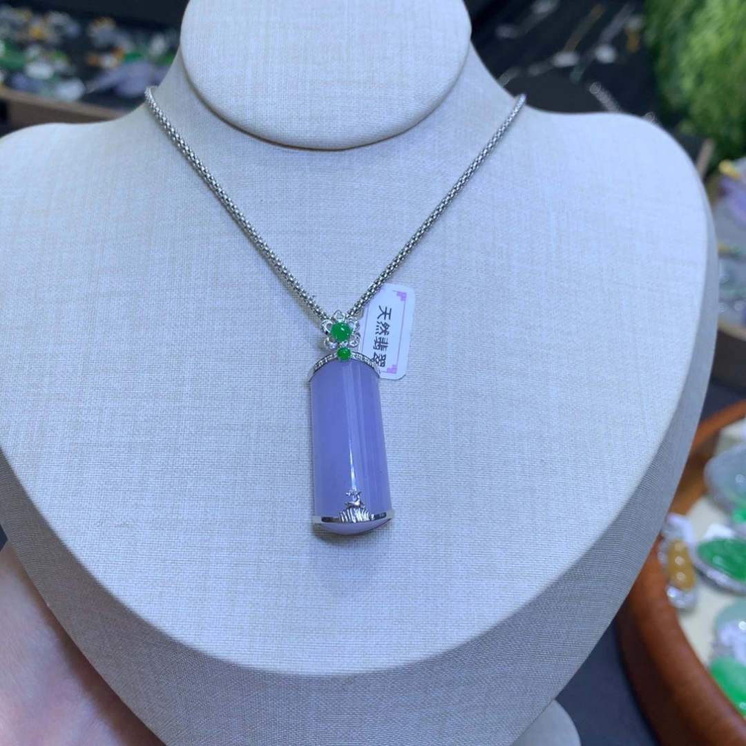 颈饰18K金镶嵌翡翠