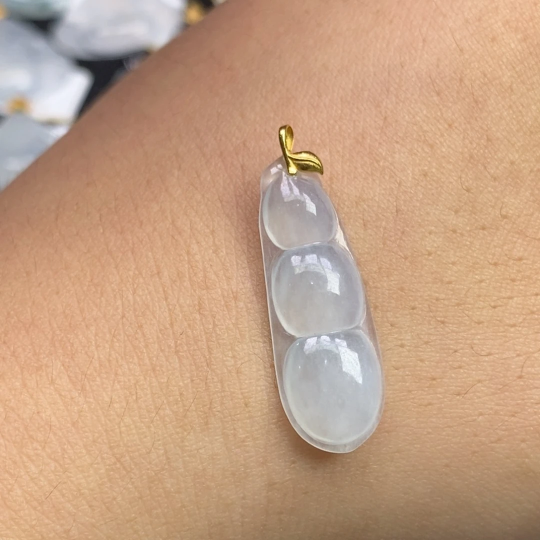 翡翠18K金镶嵌颈饰福豆