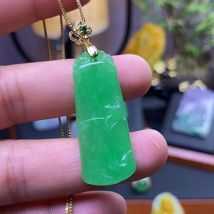 翡翠未镶嵌吊坠(赠链)