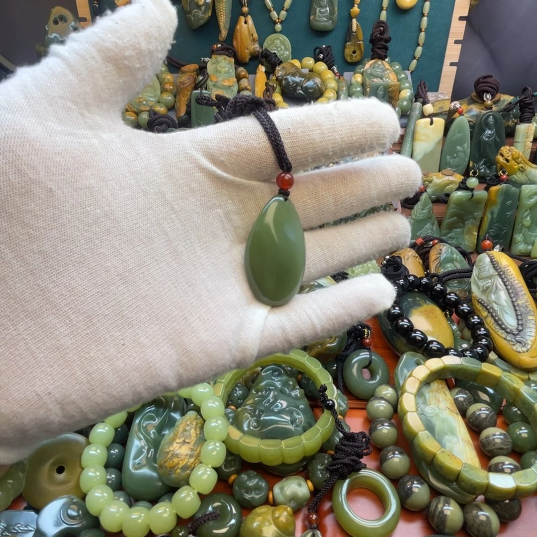 生***糖岫岩老玉（透闪石质玉）未镶嵌颈饰