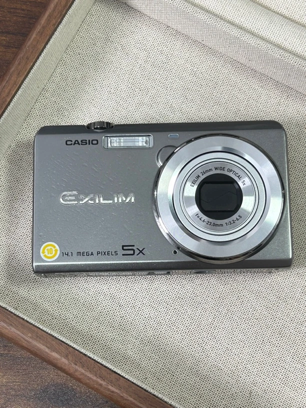 9新 Casio/卡西欧 zs15 银色 带盒触摸屏 高清ccd数码相机冷色调