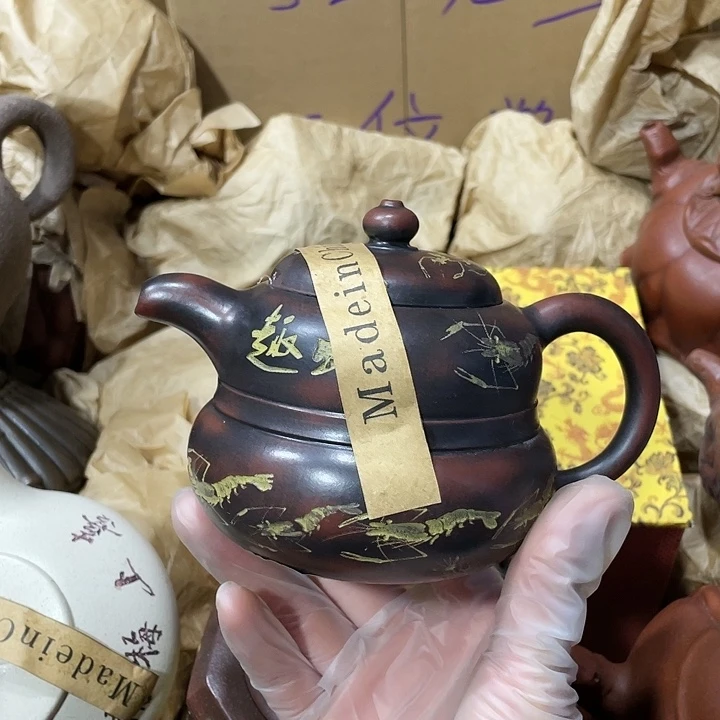 紫砂茶壶原矿泥料手工制作的一把紫砂壶。