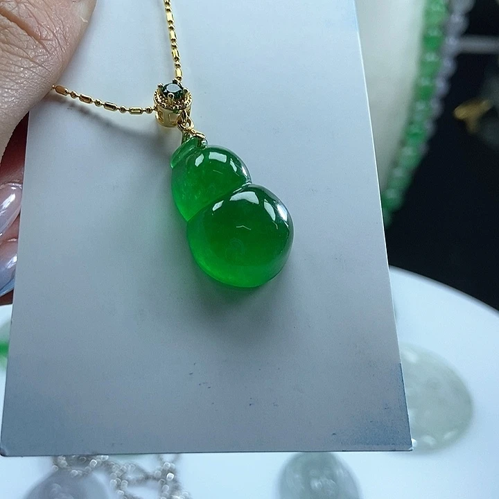 翡翠未镶嵌吊坠(赠链)